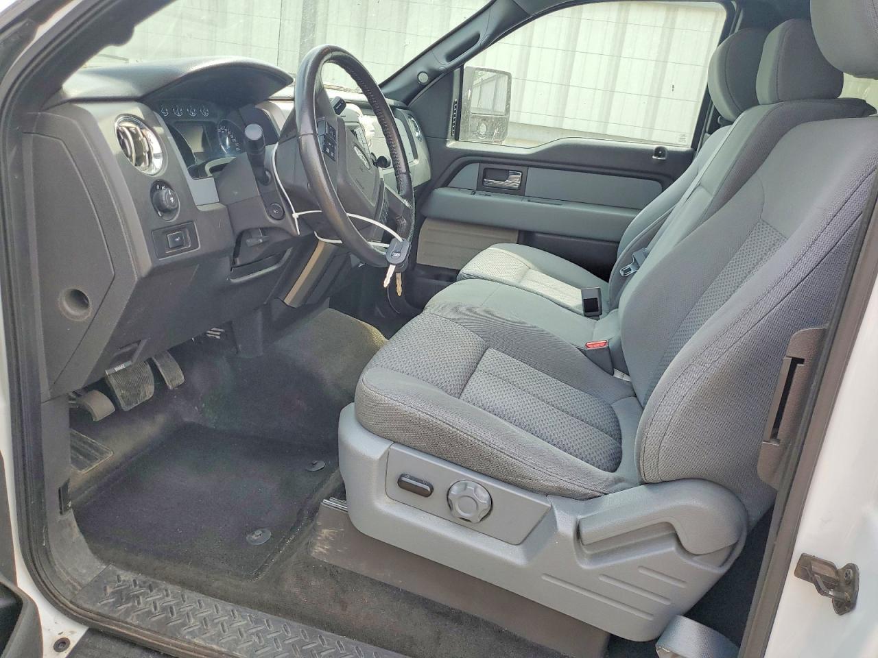 2014 Ford F150 Super Cab White vin: 1FTFX1ET2EFC99414