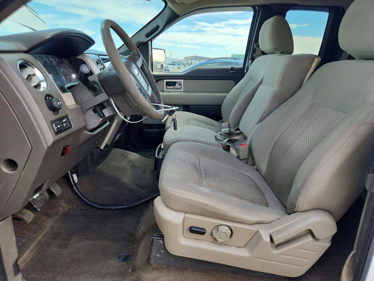 2010 Ford F150 Super Cab White vin: 1FTFX1EV7AKE29285
