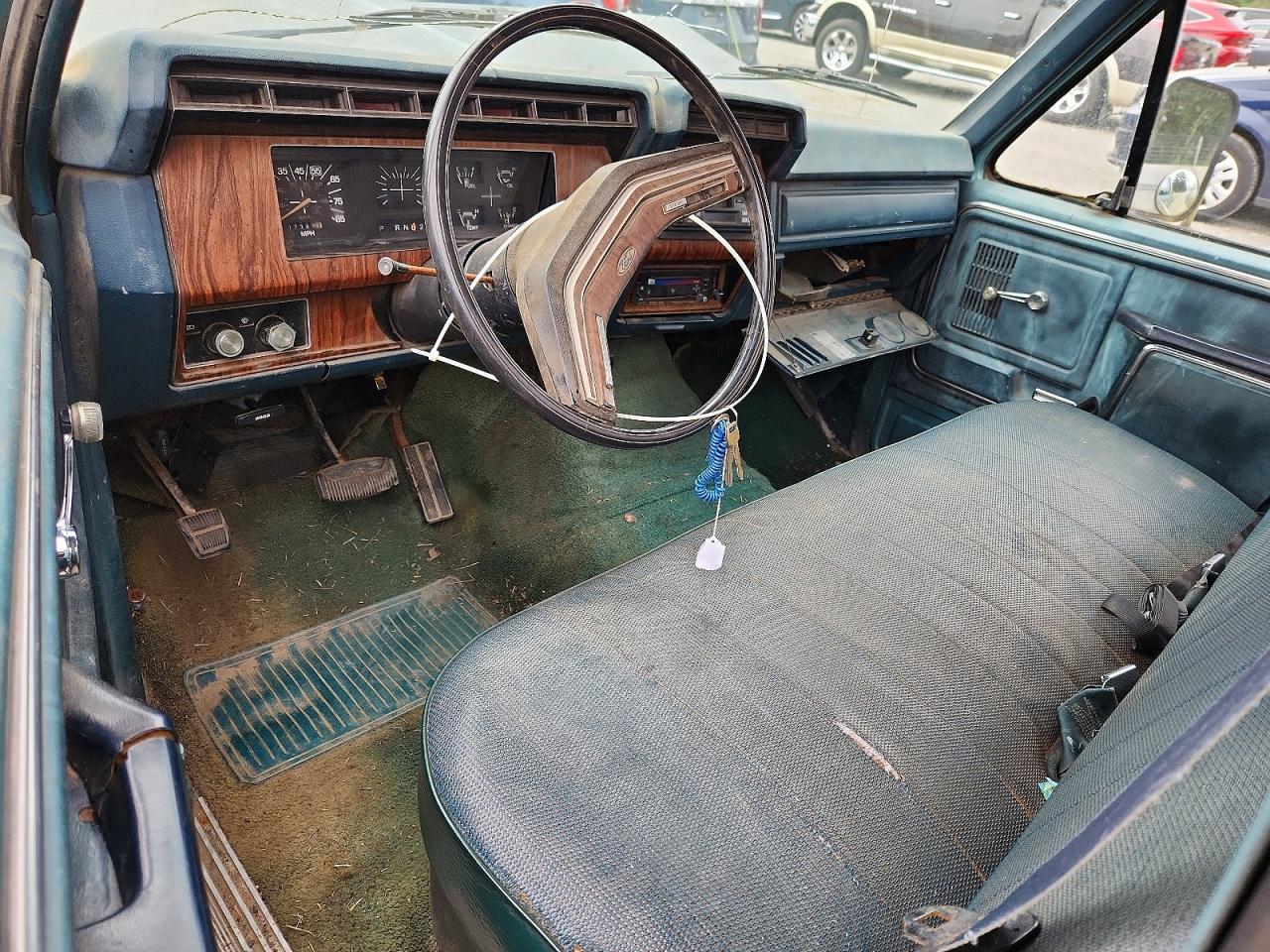 1983 Ford F250 Blue vin: 1FTHF25G1DPA37624