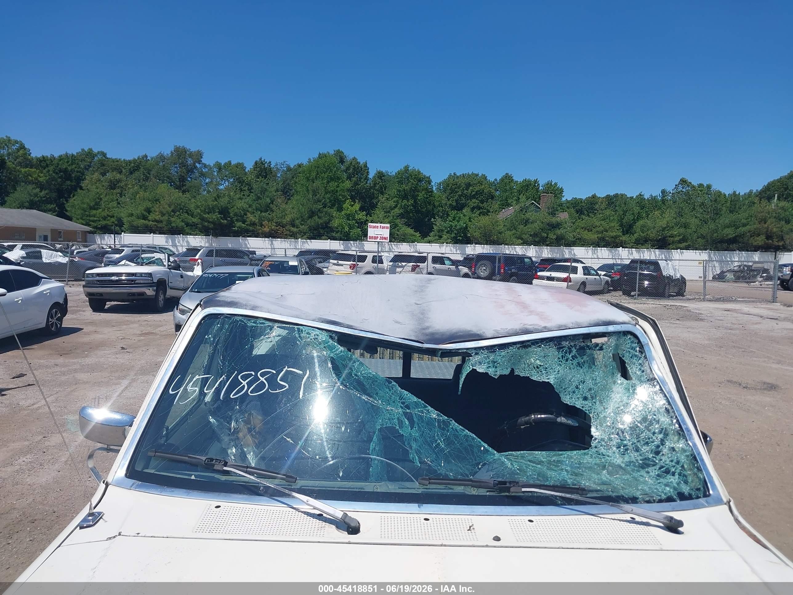 1990 Ford F250   White vin: 1FTHF25H6LLA87921
