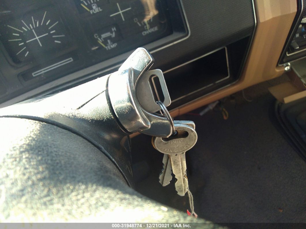 1983 Ford F250   White vin: 1FTHF25L2DPA83461