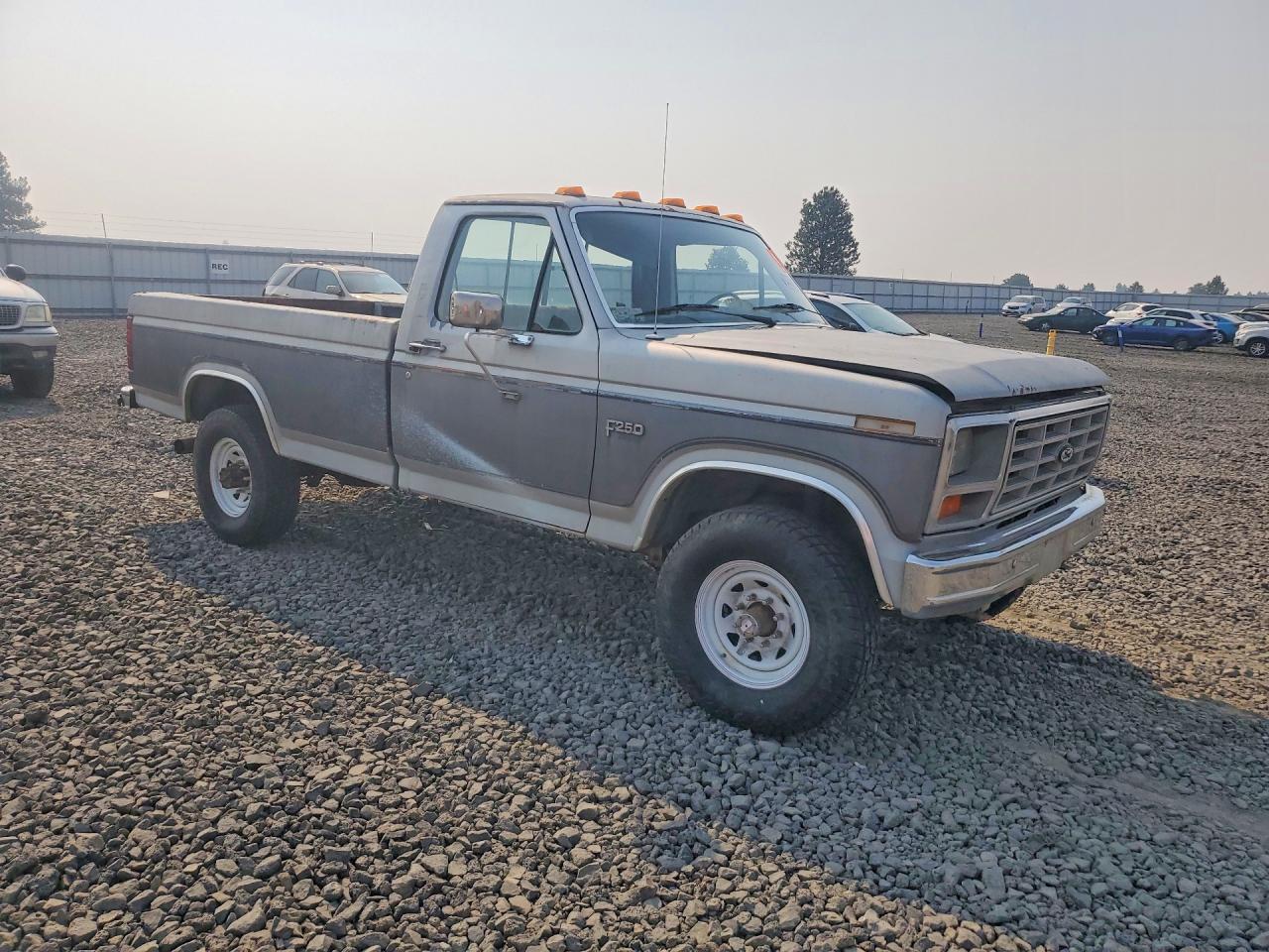 1985 Ford F250 Two Tone vin: 1FTHF26L8FPB34639