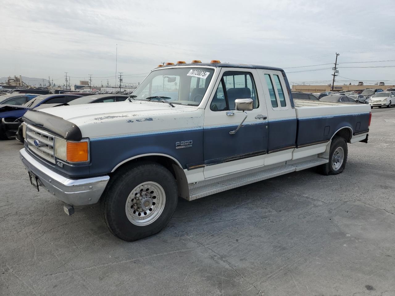 1987 Ford F250 Two Tone vin: 1FTHX25L1HKA24949