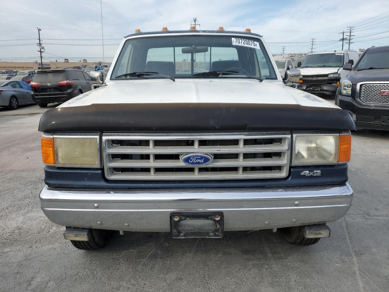 1987 Ford F250 Two Tone vin: 1FTHX25L1HKA24949
