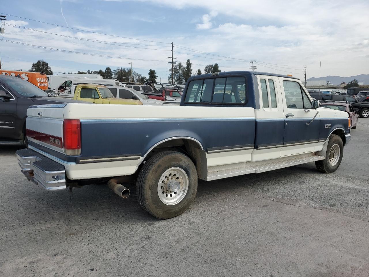 1987 Ford F250 Two Tone vin: 1FTHX25L1HKA24949