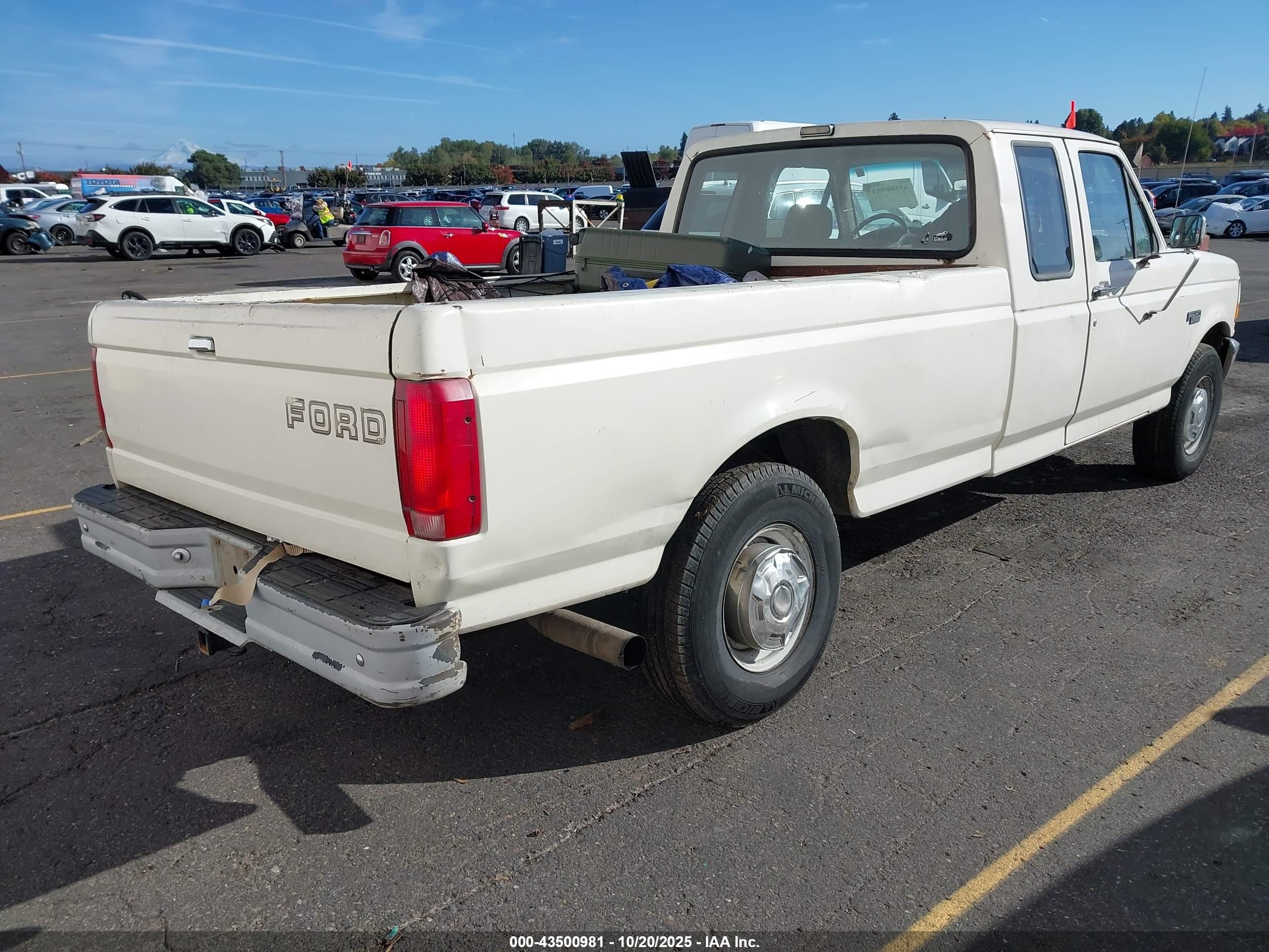 1993 Ford F250   Белый vin: 1FTHX25M2PKB19611