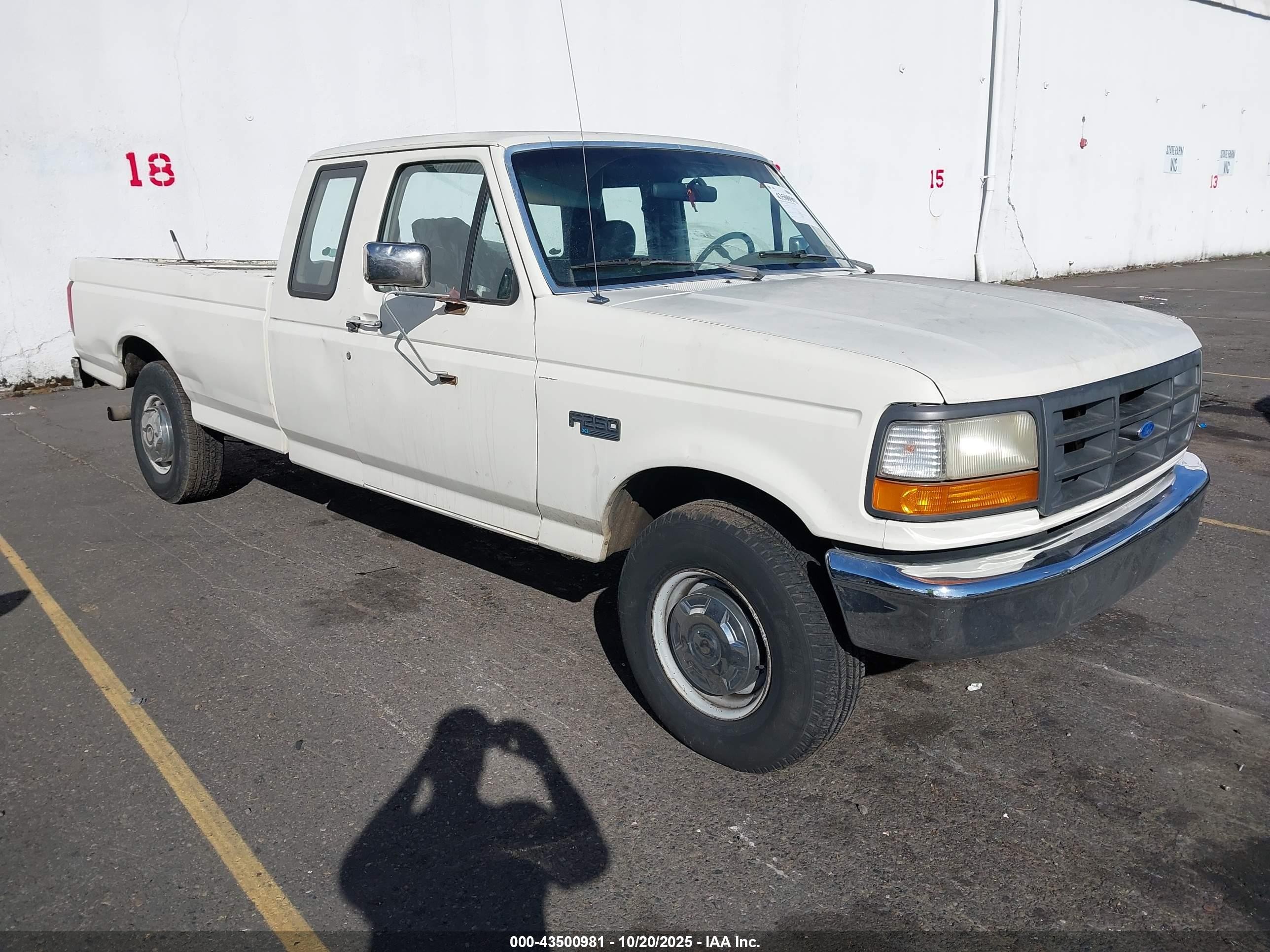 1993 Ford F250   White vin: 1FTHX25M2PKB19611