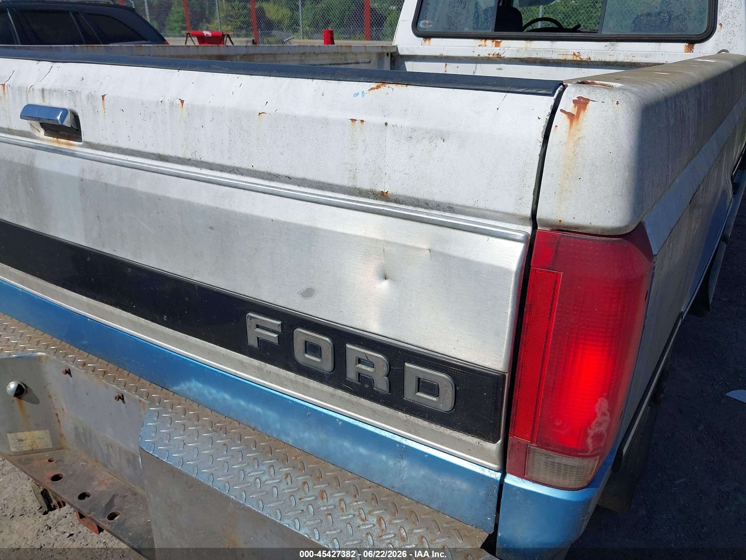 1992 Ford F250   White vin: 1FTHX25M4NKB25553