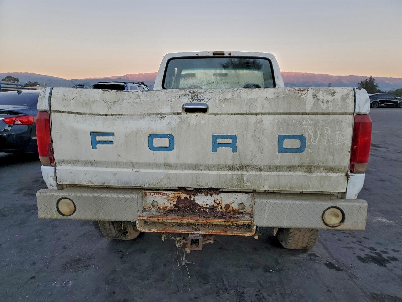1993 Ford F250 White vin: 1FTHX26C8PKB98952