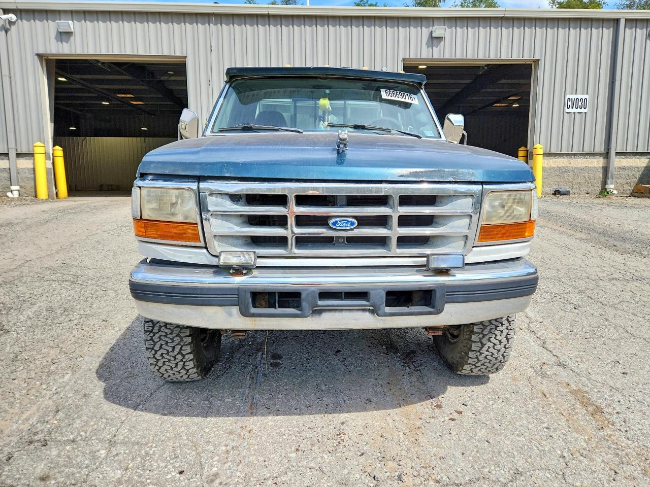 1997 Ford F250 Two Tone vin: 1FTHX26F7VEB25867