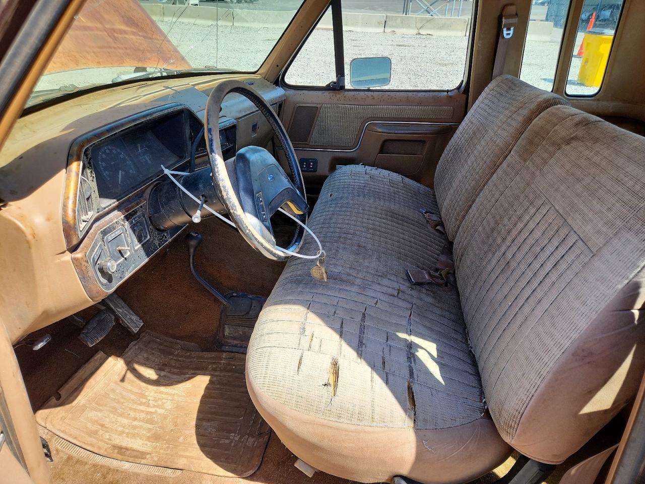 1989 Ford F250 Two Tone vin: 1FTHX26G5KKA32528