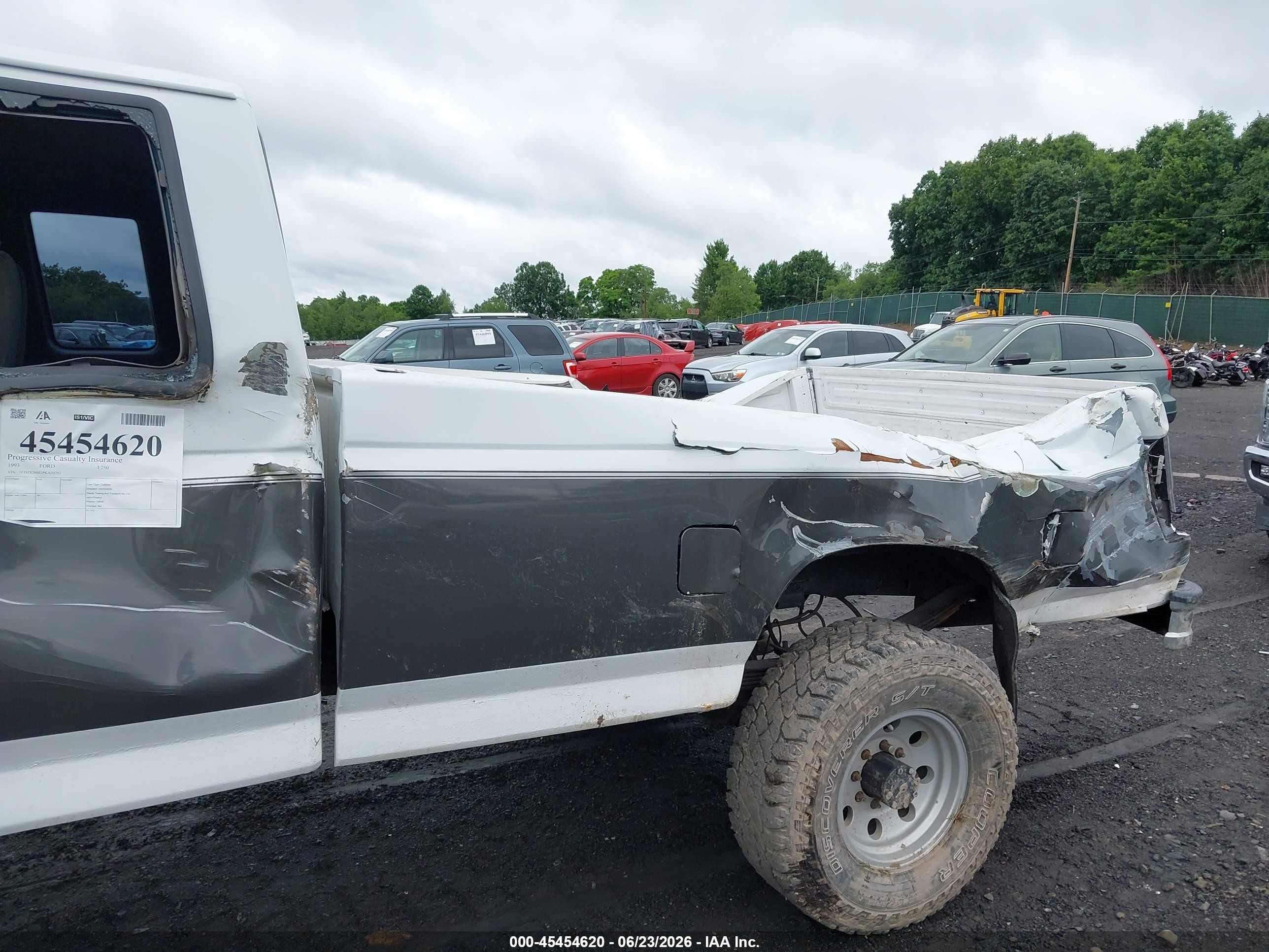 1993 Ford F250   White vin: 1FTHX26M1PKA20292