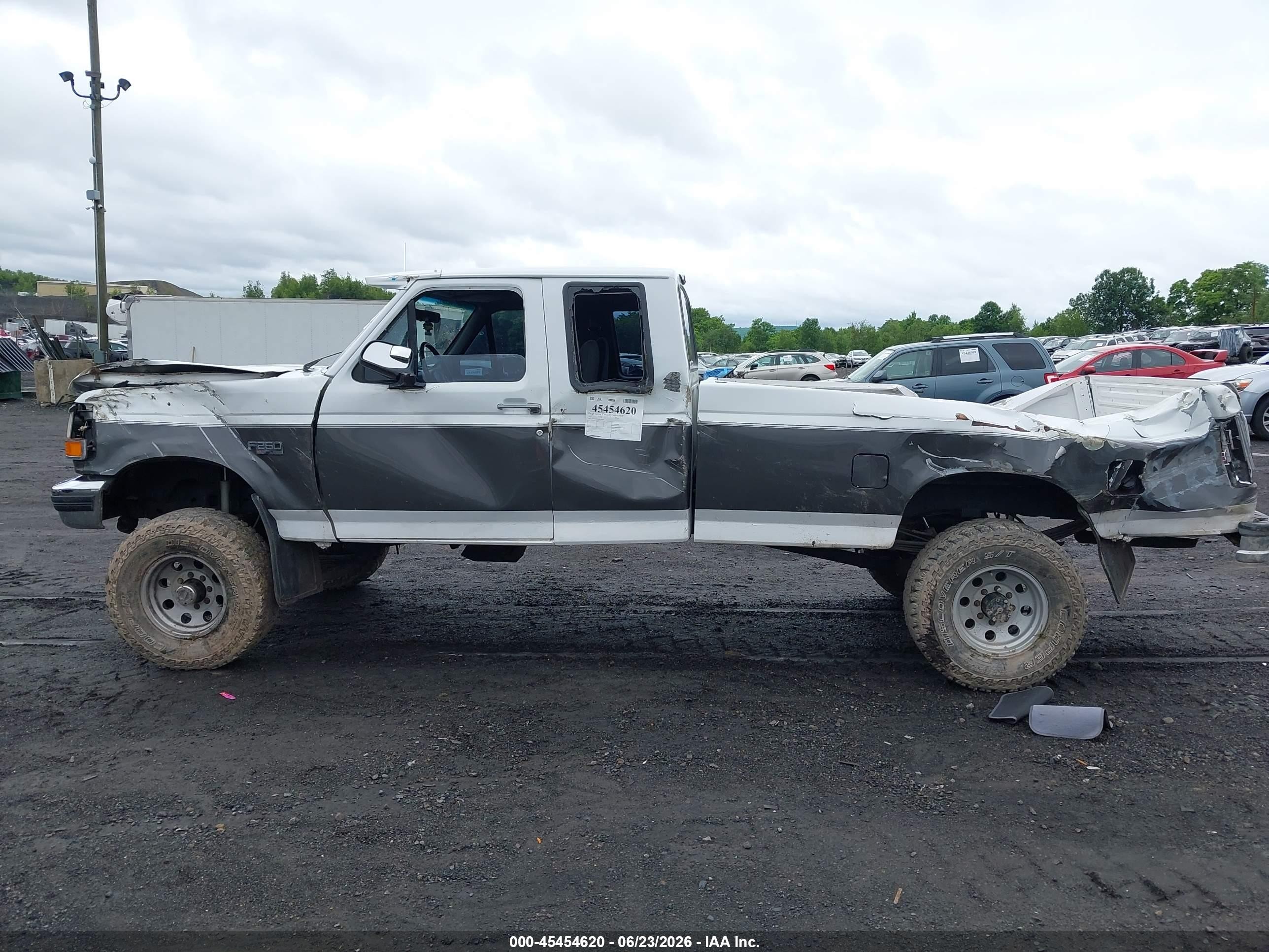 1993 Ford F250   White vin: 1FTHX26M1PKA20292