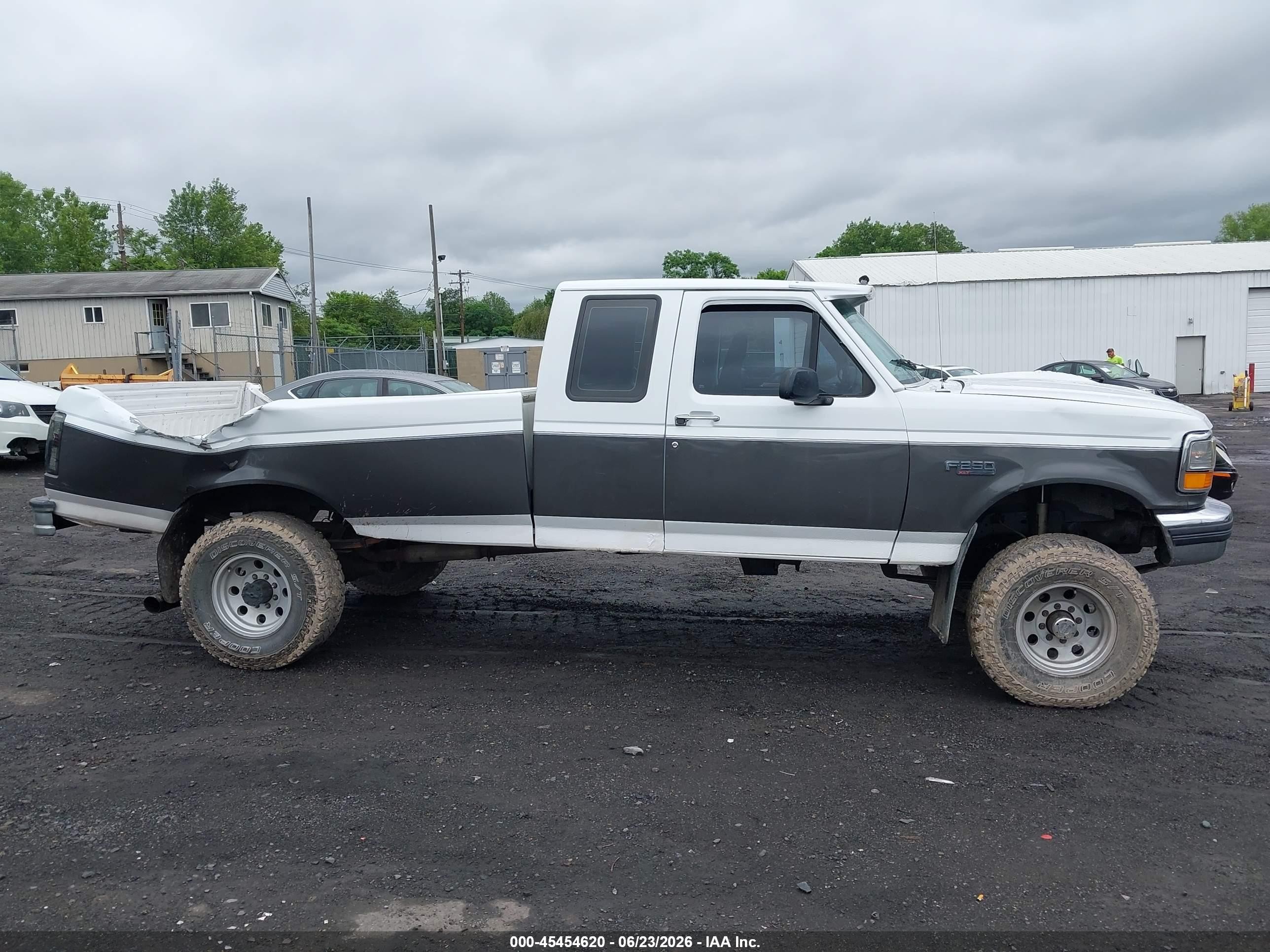 1993 Ford F250   White vin: 1FTHX26M1PKA20292