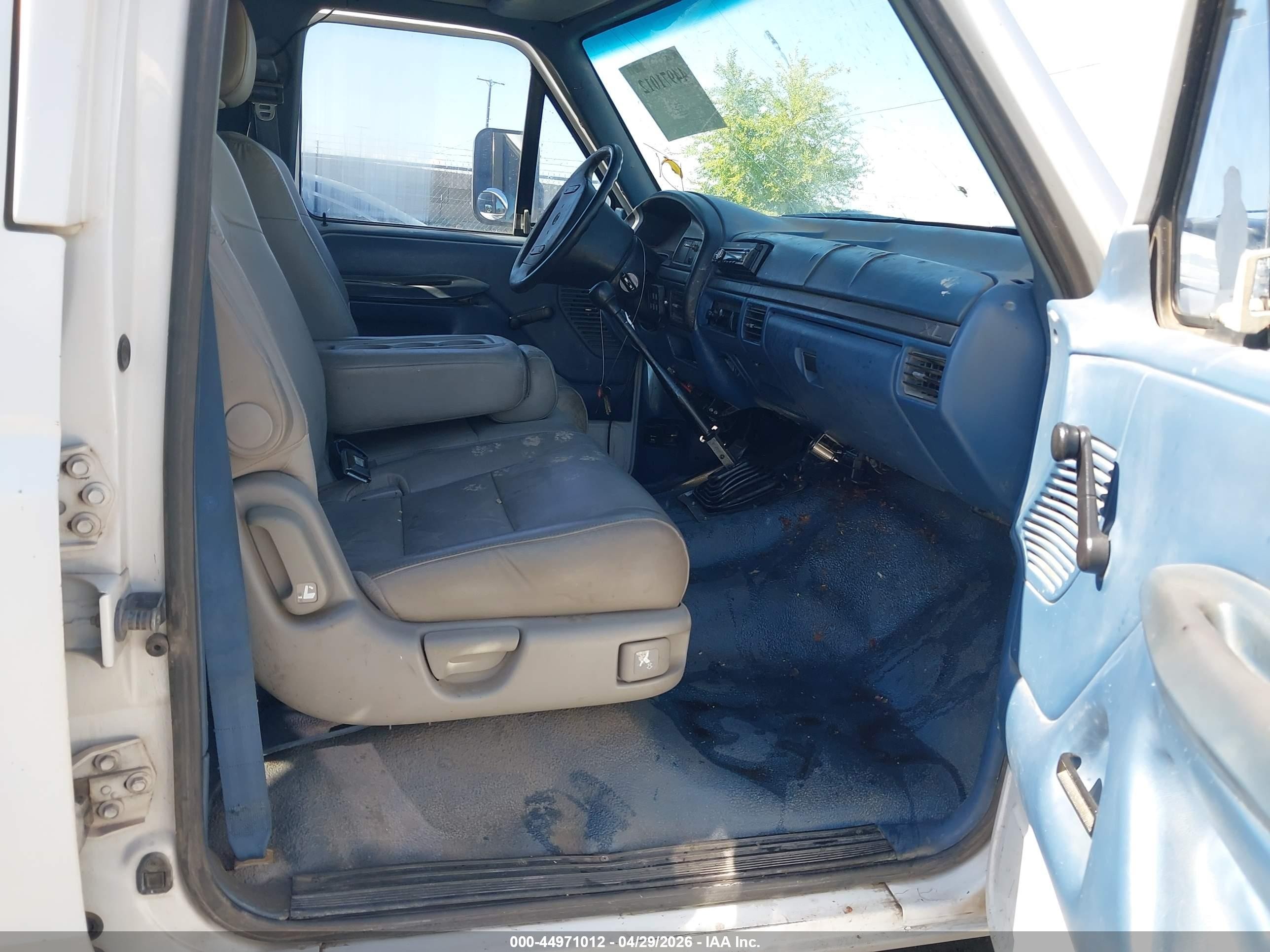1995 Ford F350   White vin: 1FTJW35F8SEA68702