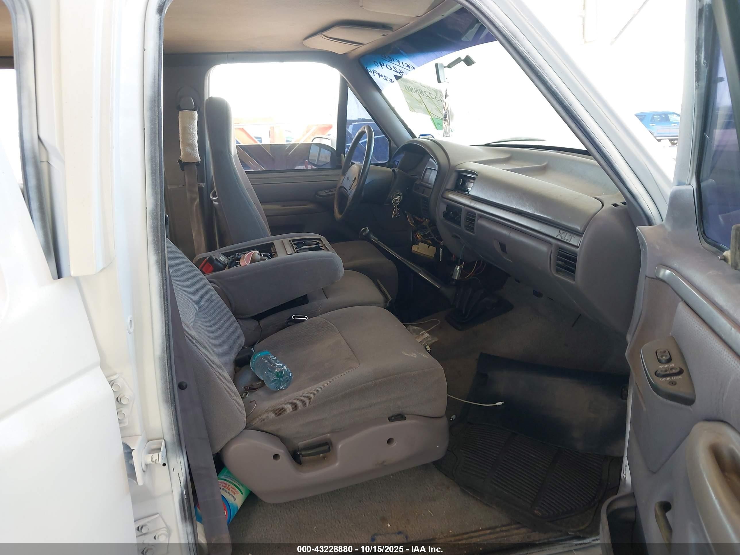 1995 Ford F350   White vin: 1FTJW36F5SEA82040