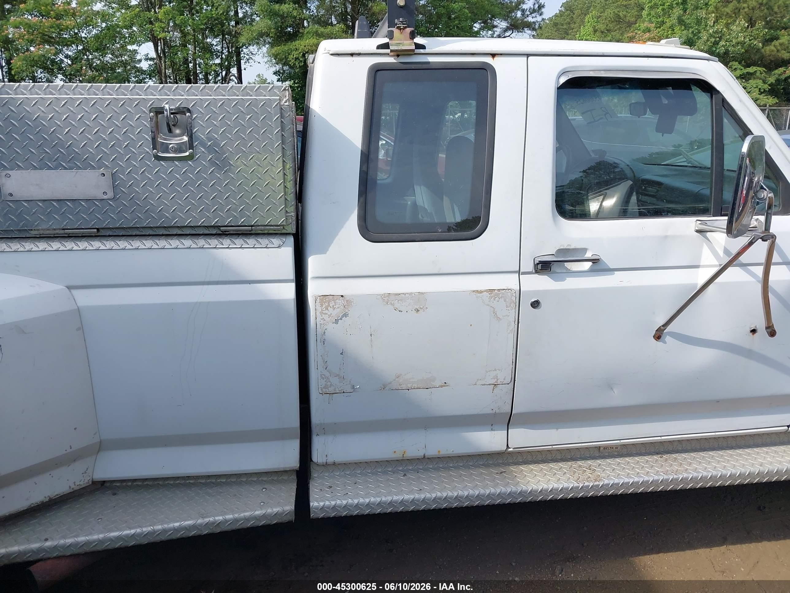 1992 Ford F350   White vin: 1FTJX35G0NKB61015