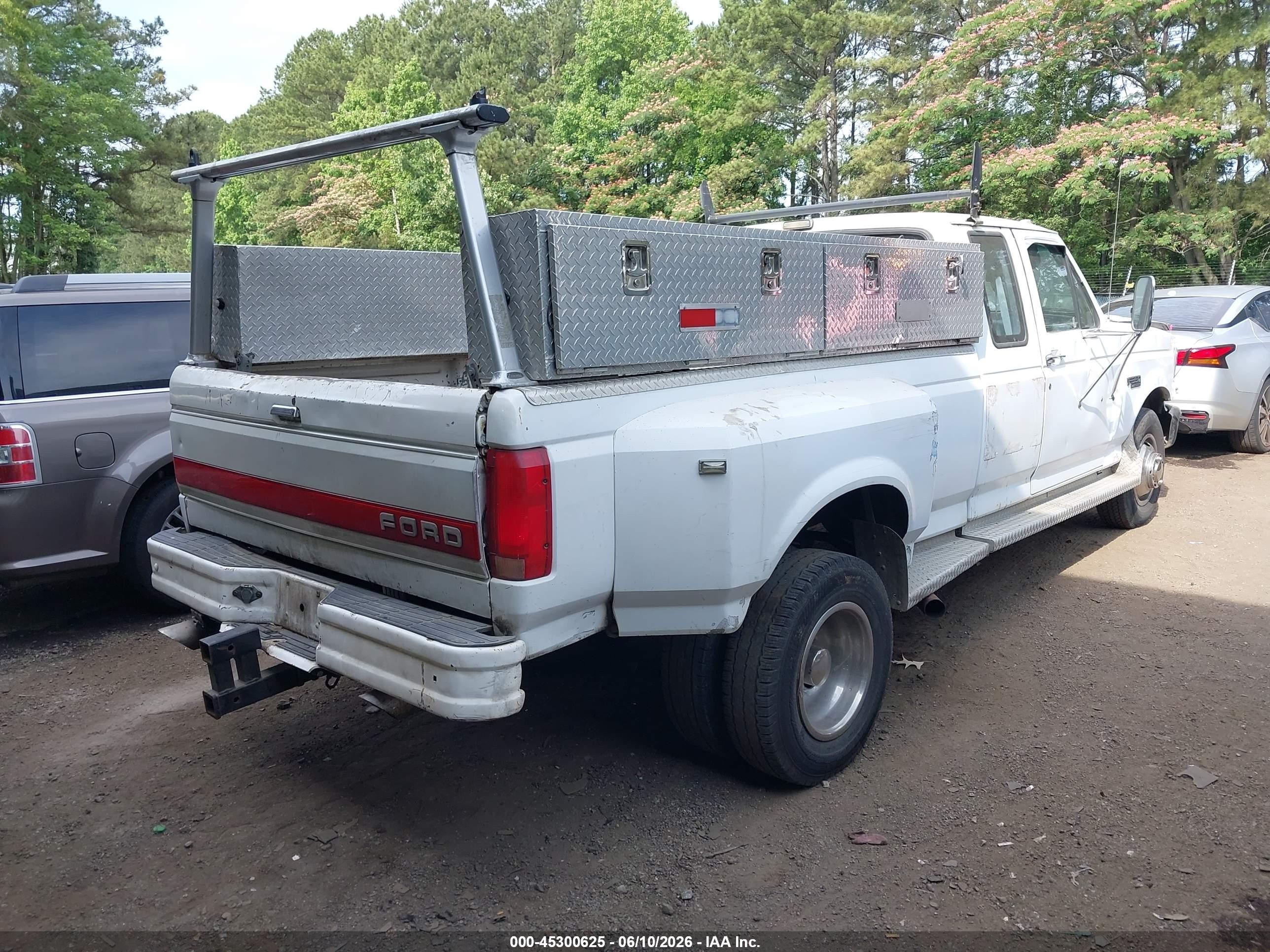 1992 Ford F350   White vin: 1FTJX35G0NKB61015