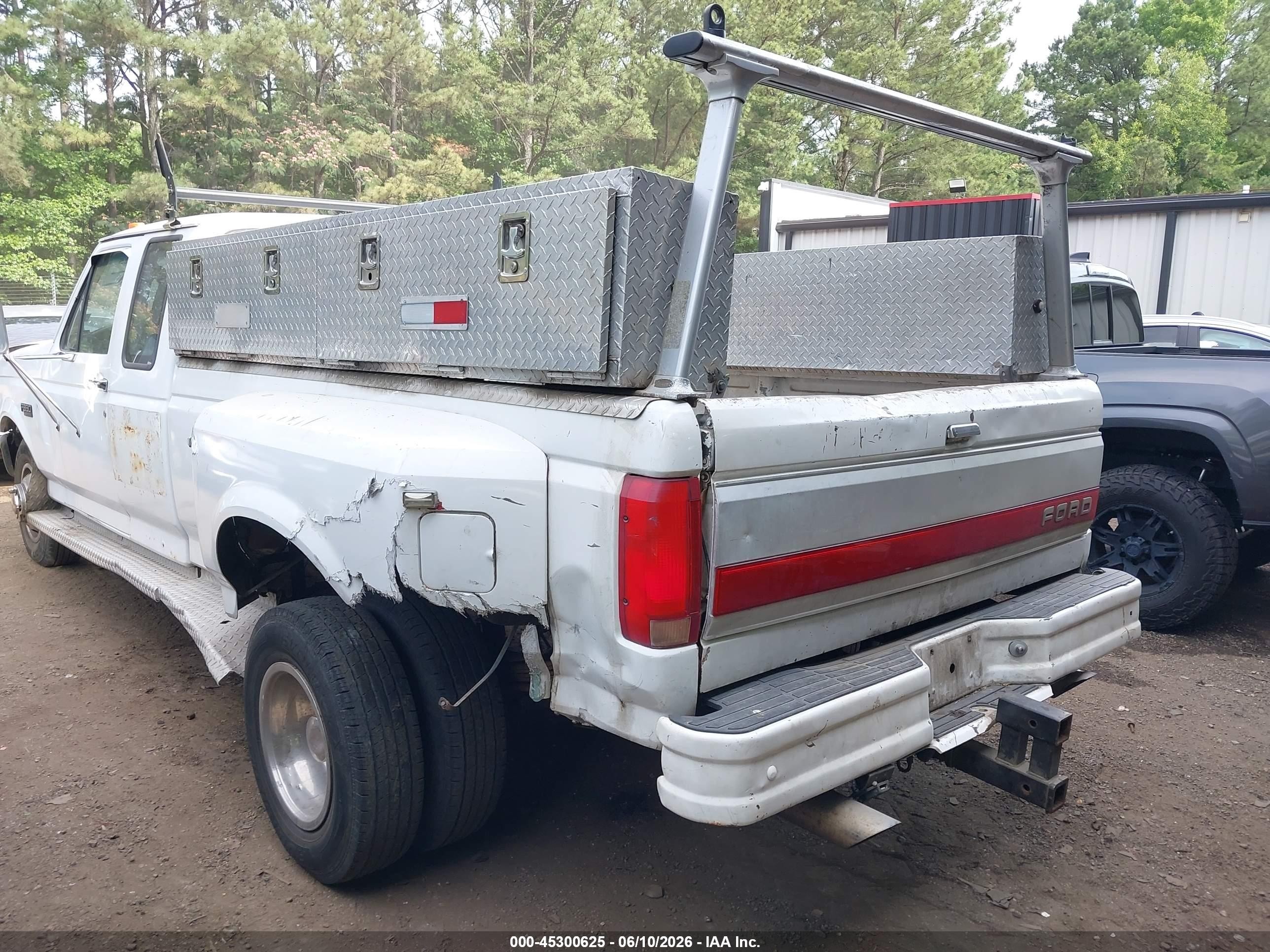 1992 Ford F350   White vin: 1FTJX35G0NKB61015