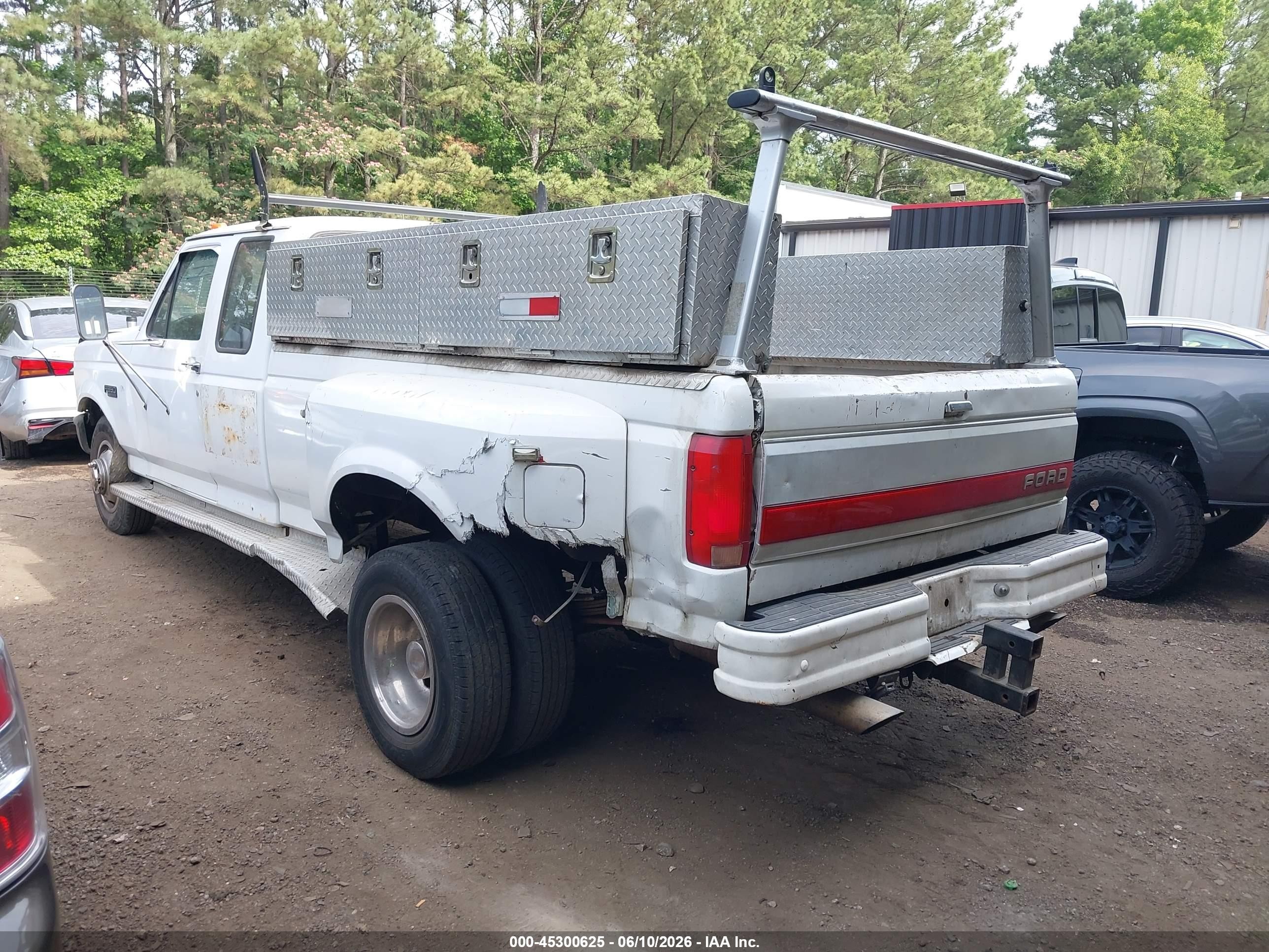 1992 Ford F350   White vin: 1FTJX35G0NKB61015