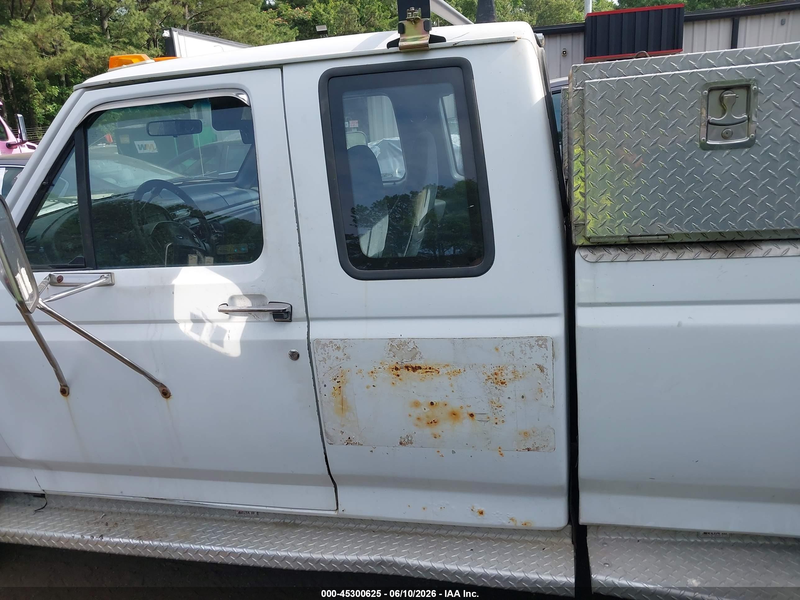 1992 Ford F350   White vin: 1FTJX35G0NKB61015