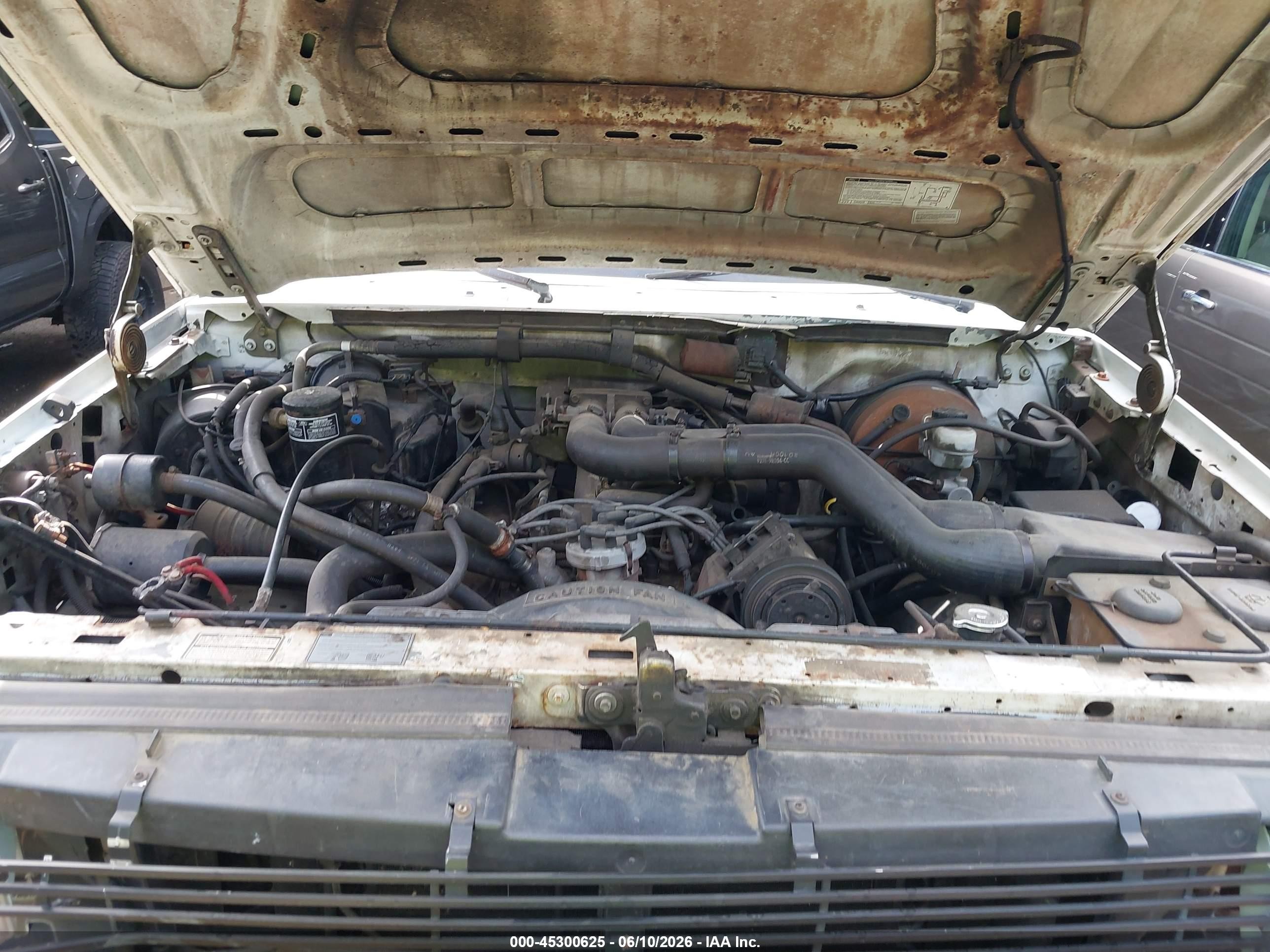 1992 Ford F350   White vin: 1FTJX35G0NKB61015