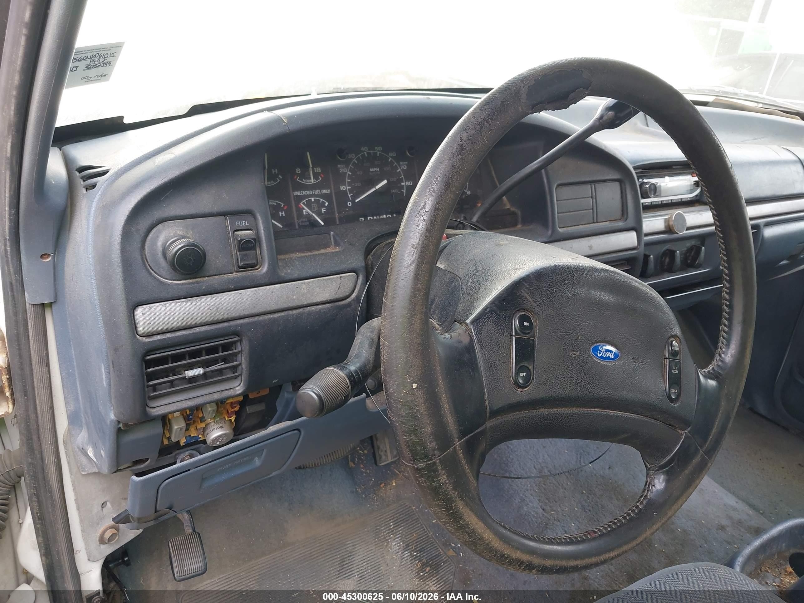 1992 Ford F350   White vin: 1FTJX35G0NKB61015