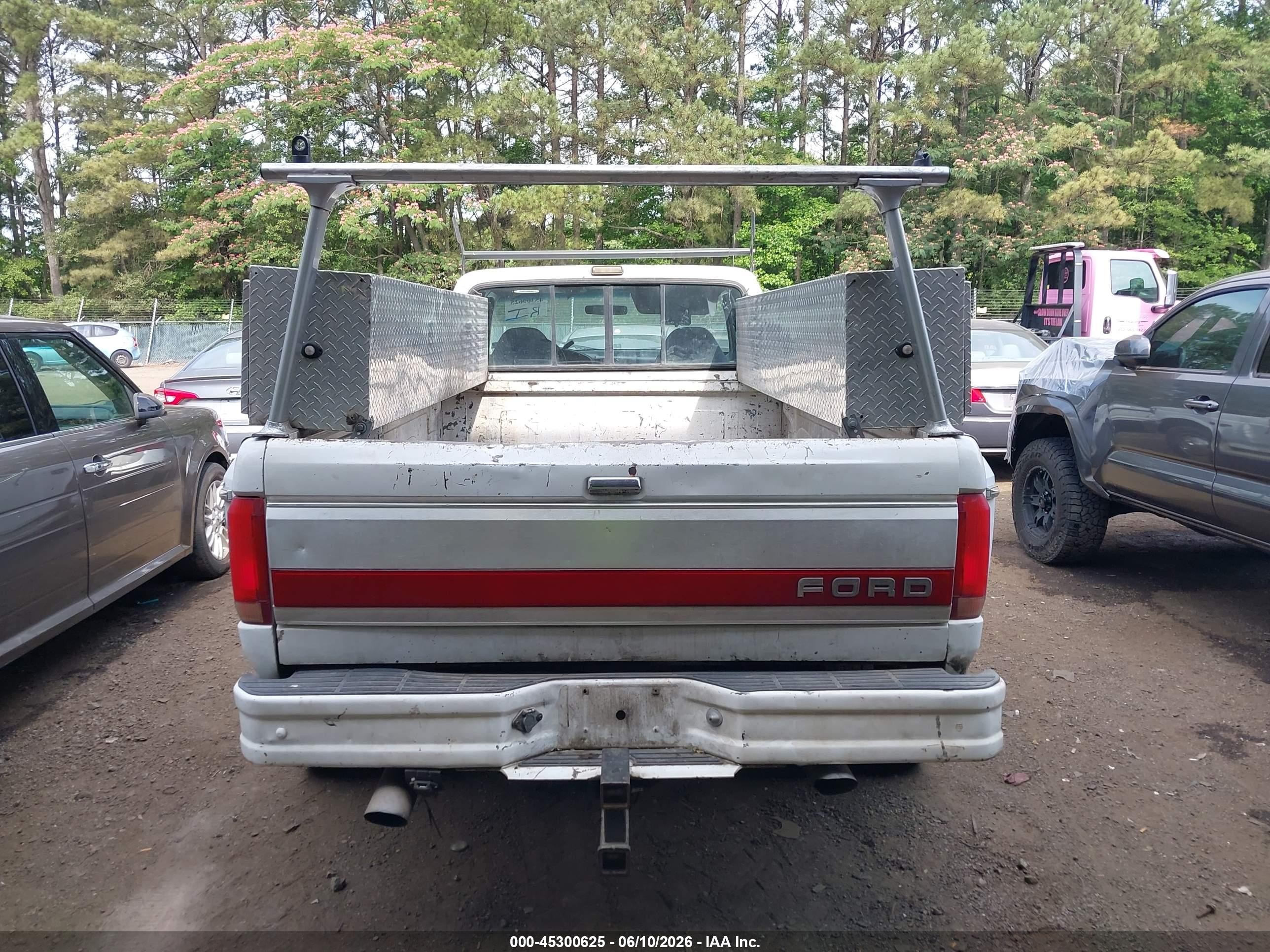 1992 Ford F350   White vin: 1FTJX35G0NKB61015