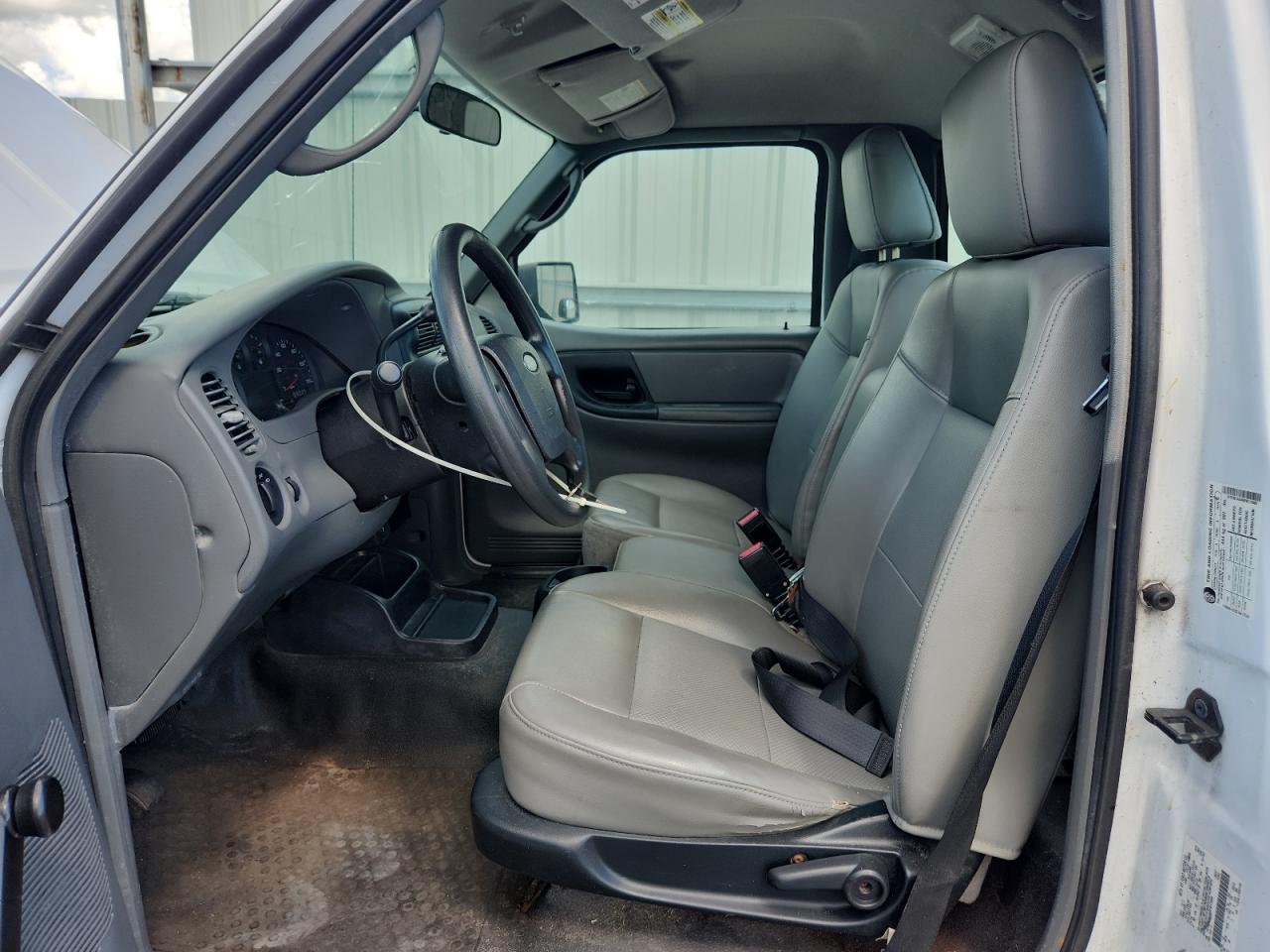 2011 Ford Ranger Белый vin: 1FTKR1AD4BPB17886 Damage: Left Front Seat Cushion, Torn, 2 To 3 Inches