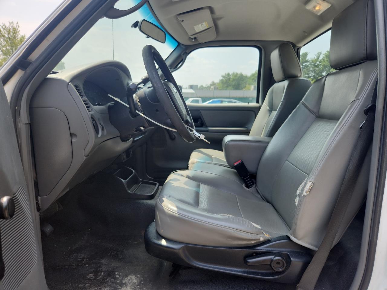 2010 Ford Ranger Белый vin: 1FTKR1AD6APA17433 Damage: Left Front Seat, Worn, Replacement Required