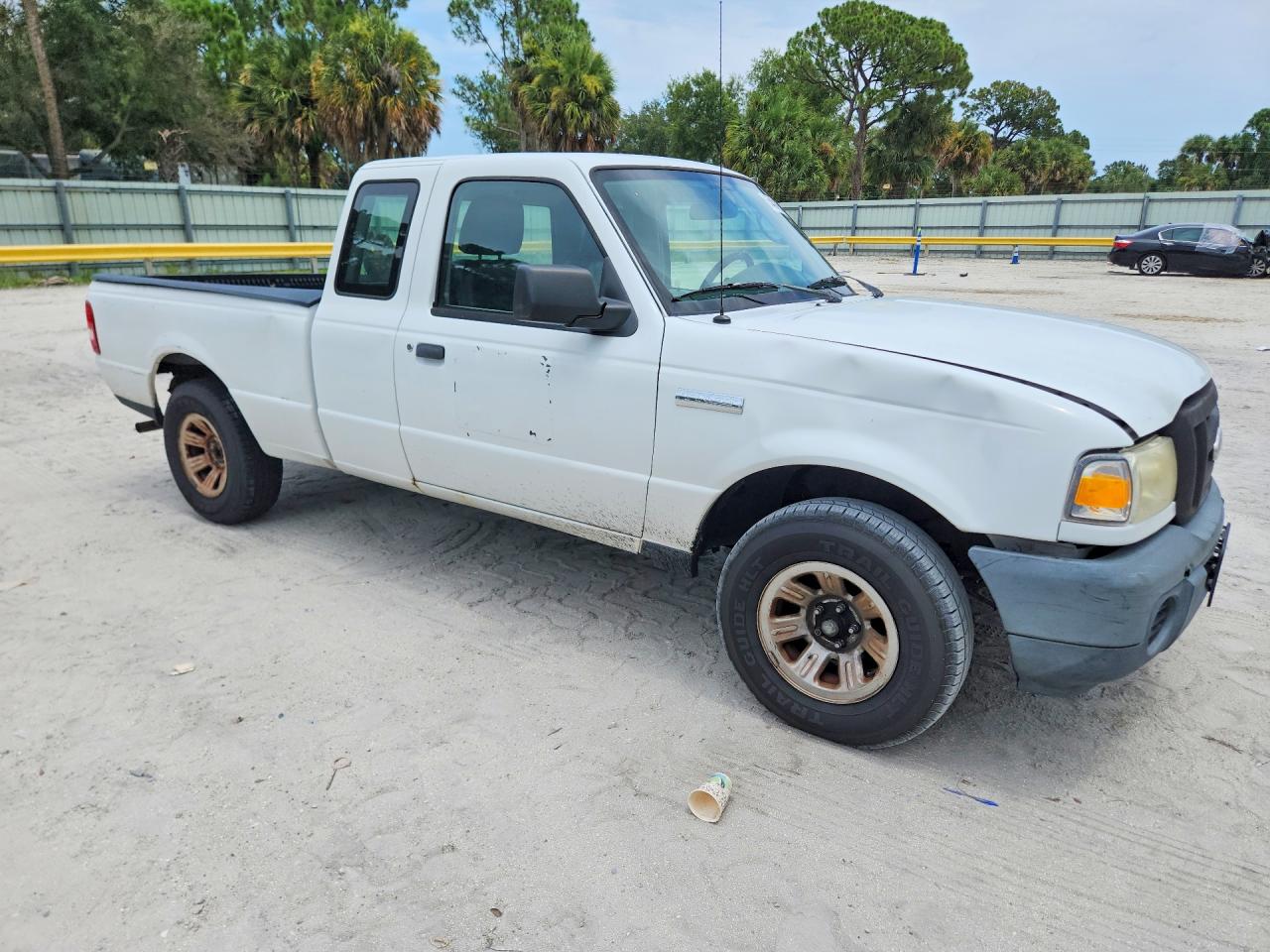 2010 Ford Ranger Super Cab White vin: 1FTKR1ED7APA77408