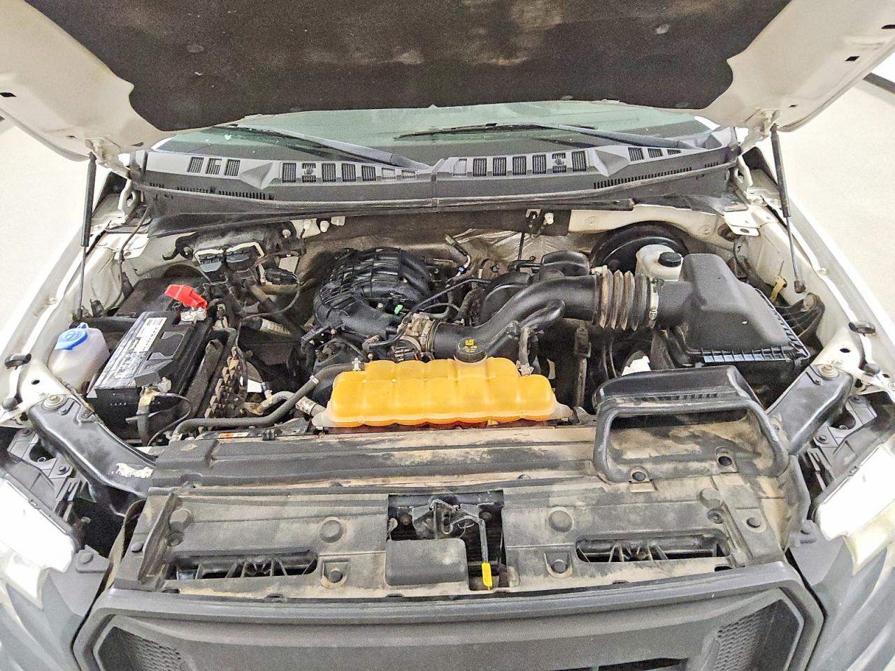 2015 Ford F150 White vin: 1FTMF1C85FKD17440