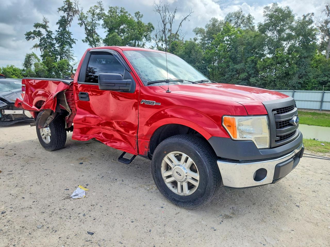 2014 Ford F150 Red vin: 1FTMF1CF5EKE51197