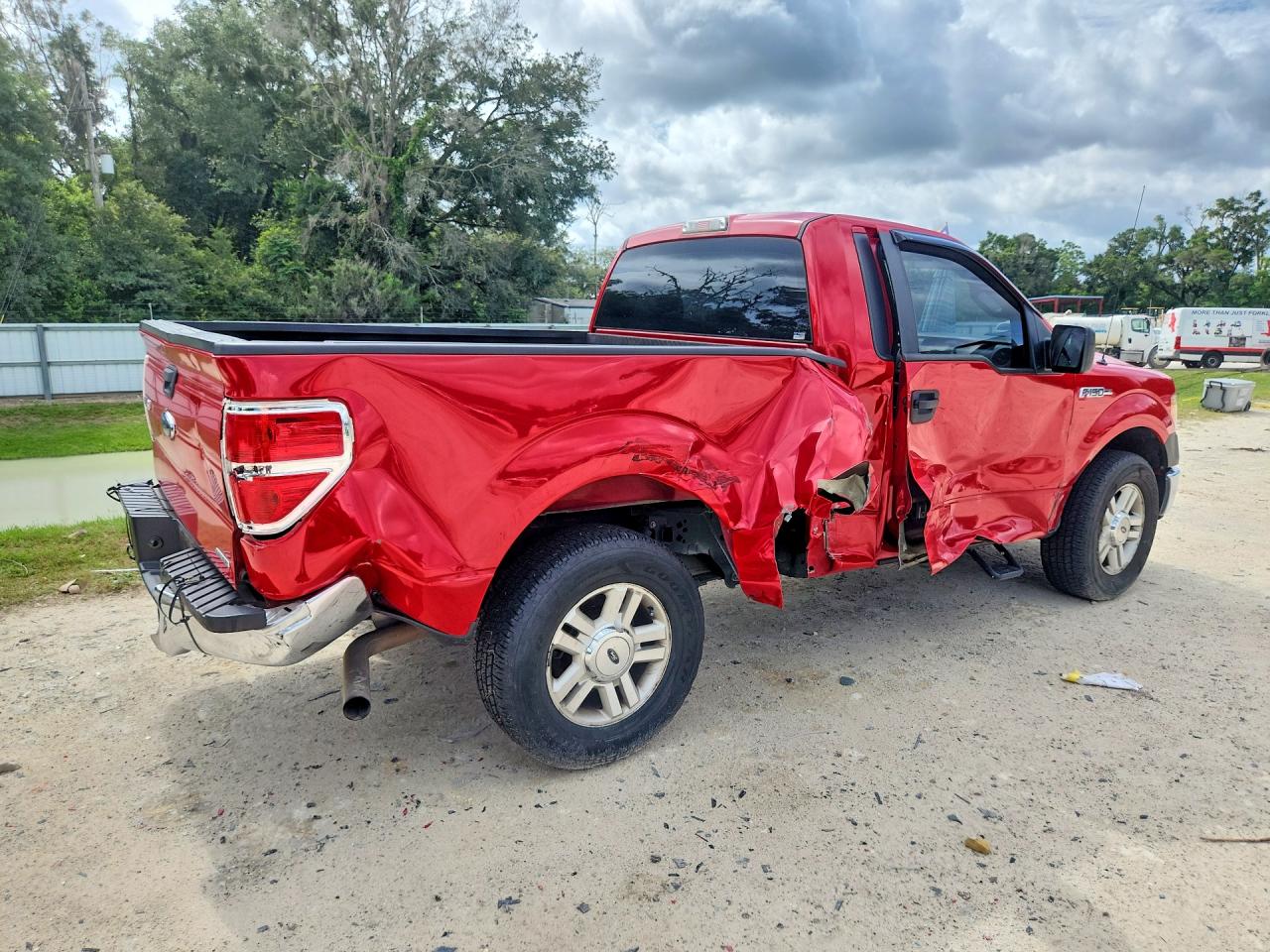 2014 Ford F150 Red vin: 1FTMF1CF5EKE51197