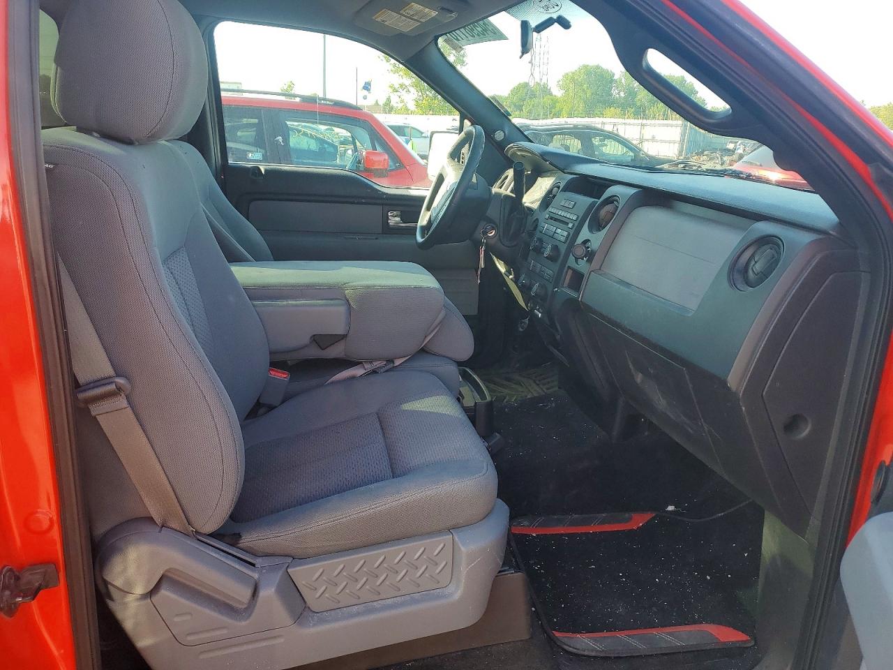 2013 Ford F150 Red vin: 1FTMF1CF7DKE91392