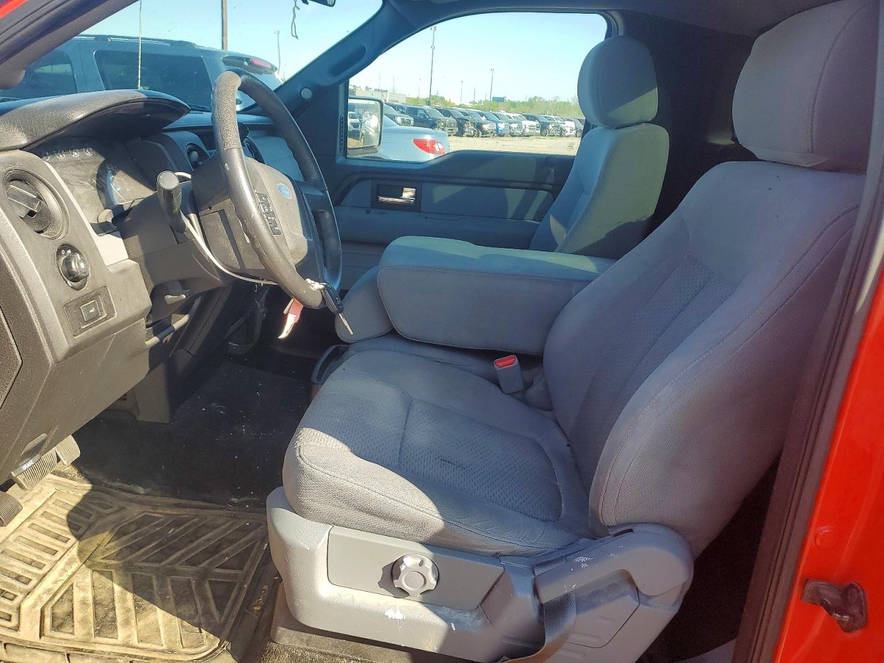 2013 Ford F150 Red vin: 1FTMF1CF7DKE91392