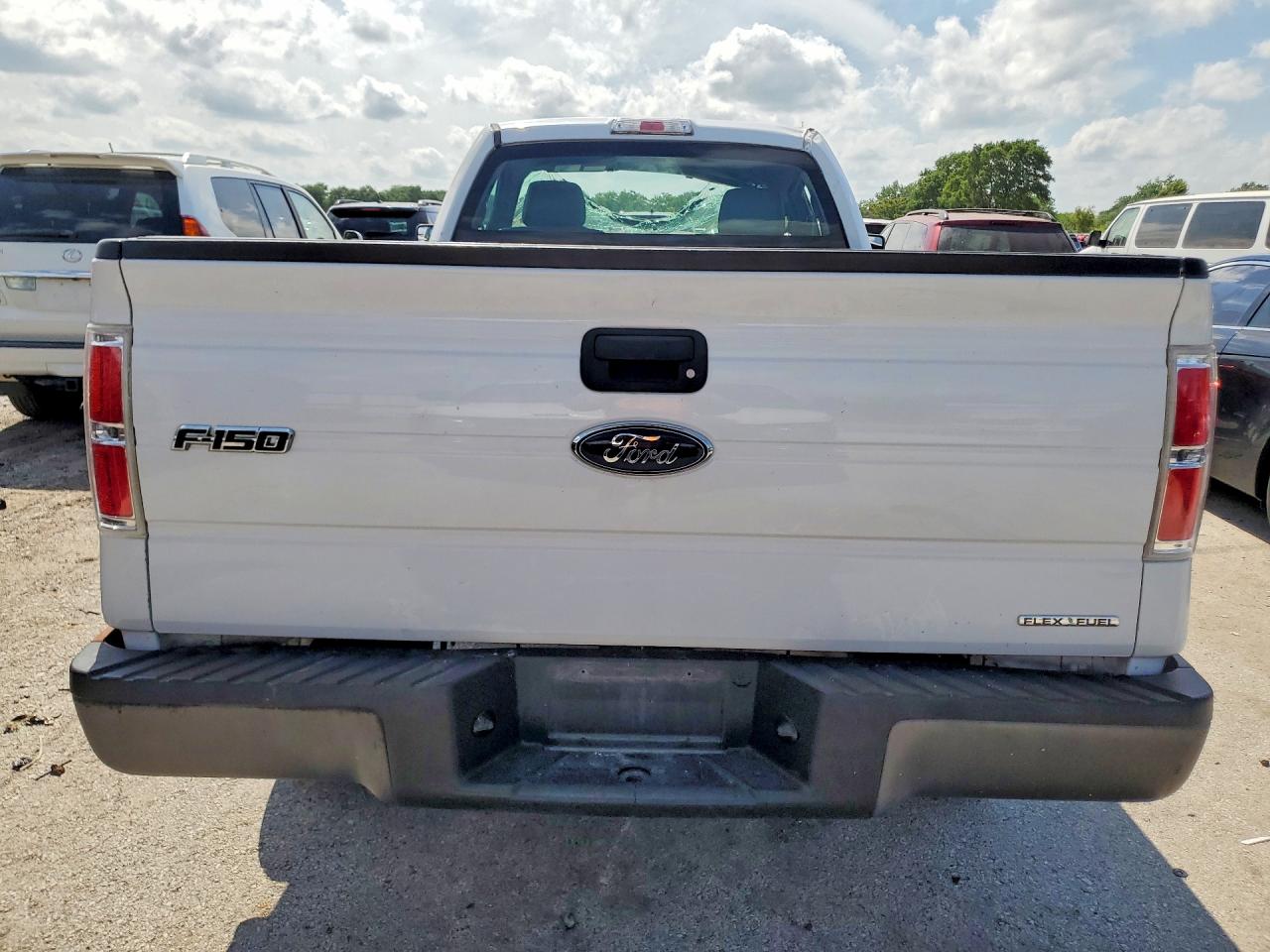 2013 Ford F150 White vin: 1FTMF1CM0DKD83324