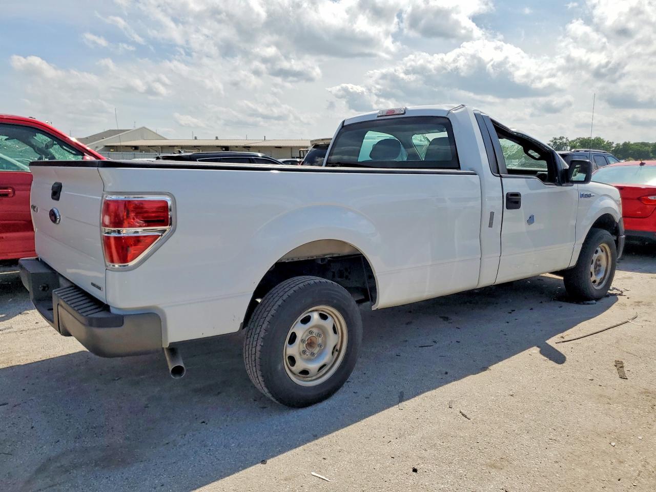 2013 Ford F150 White vin: 1FTMF1CM0DKD83324