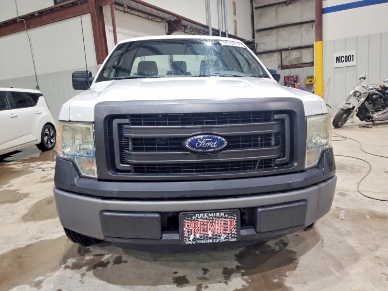 2013 Ford F150 White vin: 1FTMF1CM0DKE57924