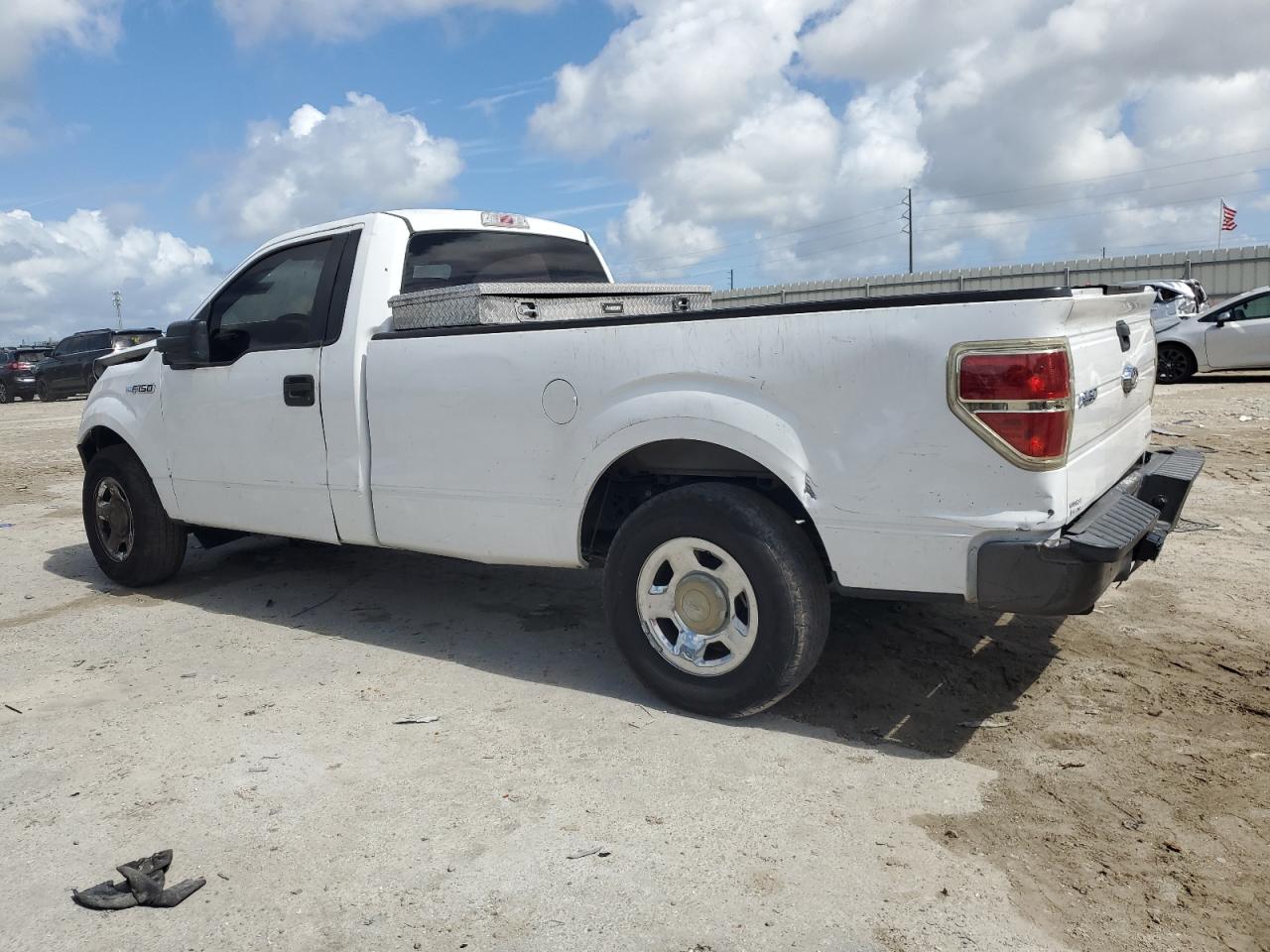2014 Ford F150 Белый vin: 1FTMF1CM1EKF39582