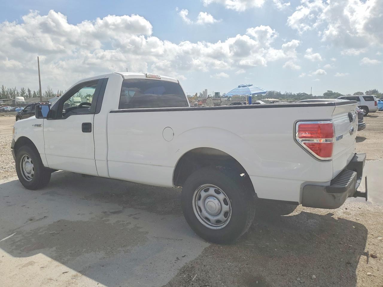2013 Ford F150 White vin: 1FTMF1CM5DKD73503