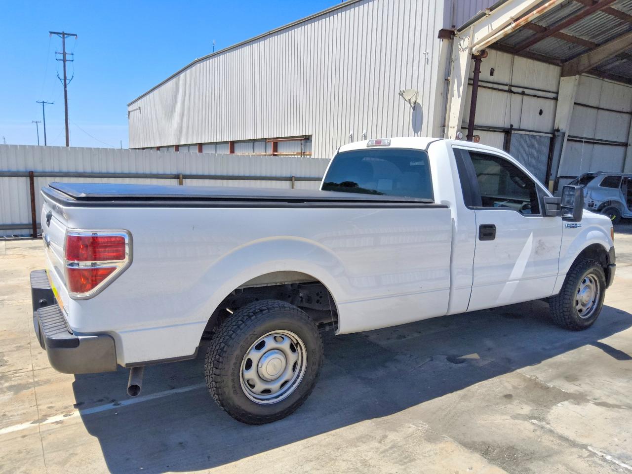 2013 Ford F150 White vin: 1FTMF1CM5DKG35777