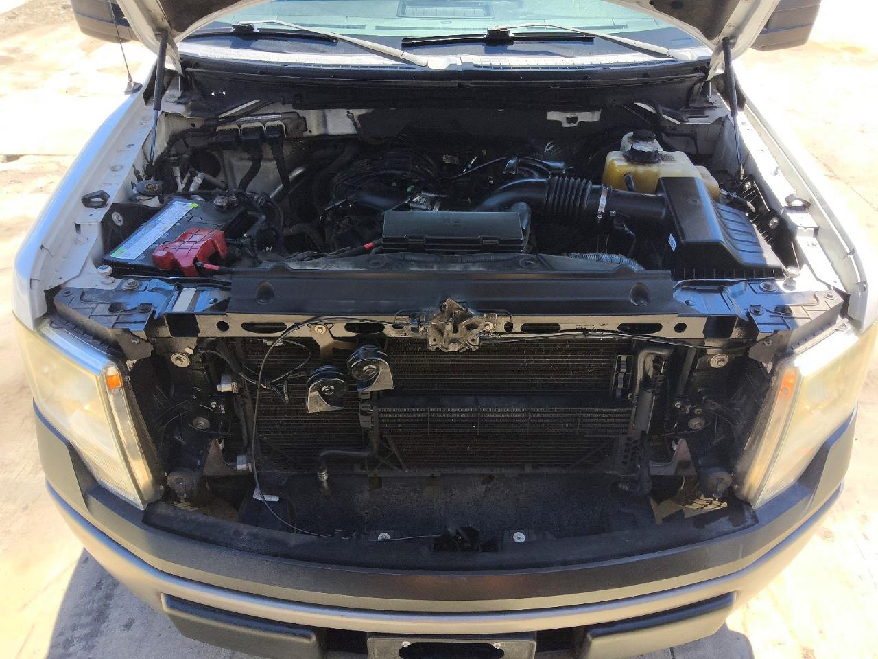 2013 Ford F150 White vin: 1FTMF1CM5DKG35777