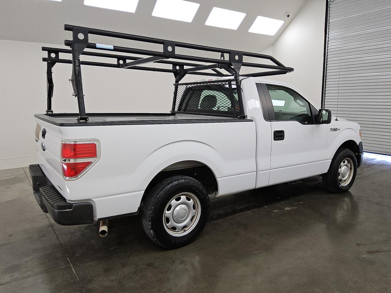 2014 Ford F150 Белый vin: 1FTMF1CM5EKE24984 Damage: Right Front Tire, Worn, Replacement Required