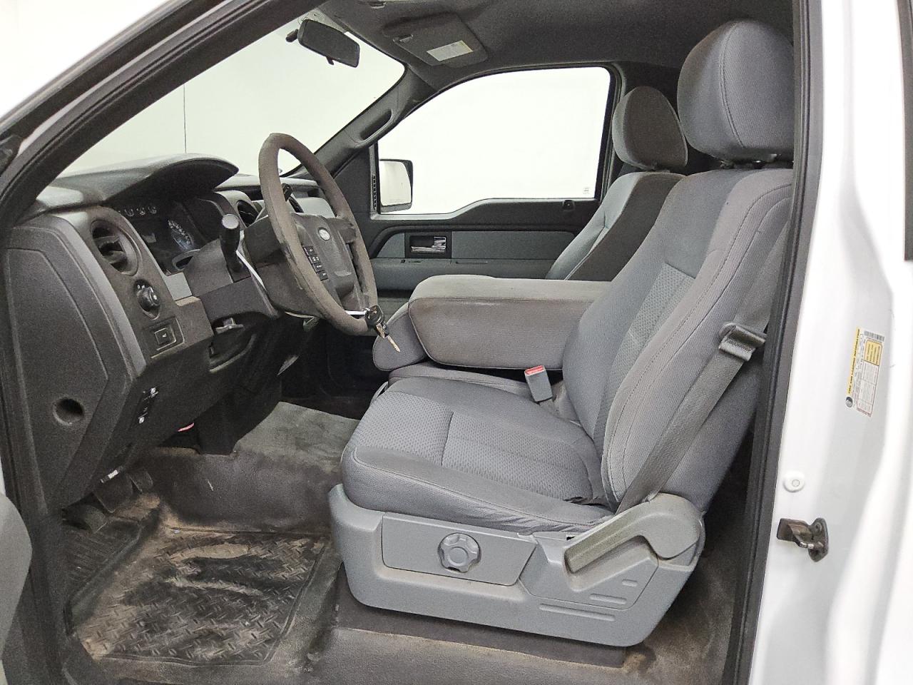 2014 Ford F150 Белый vin: 1FTMF1CM5EKE24984 Damage: Steering Wheel, Worn, Replacement Required