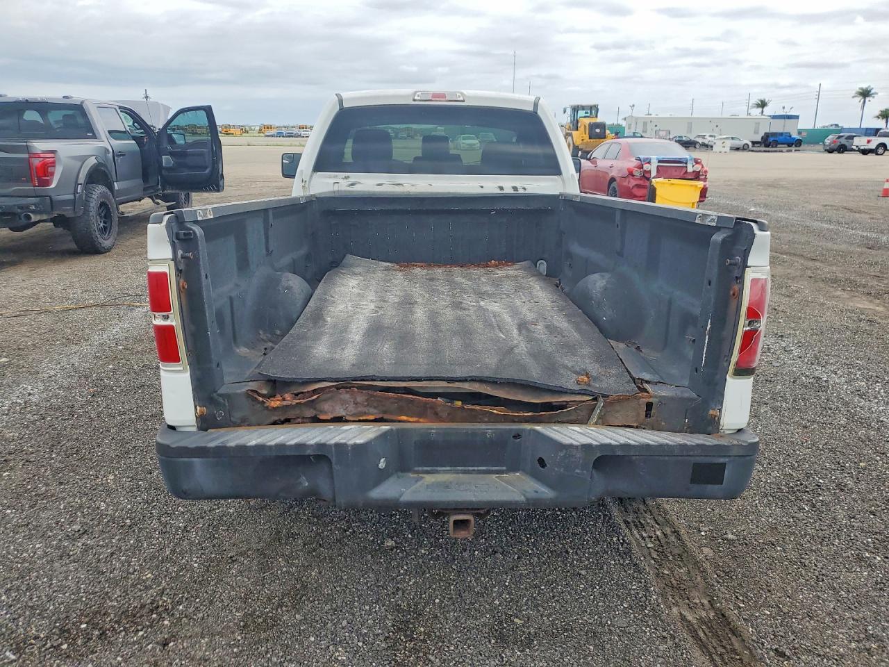 2013 Ford F150 White vin: 1FTMF1CM6DKE43252