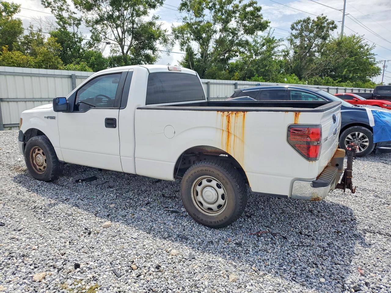 2013 Ford F150 White vin: 1FTMF1CM8DFA99643