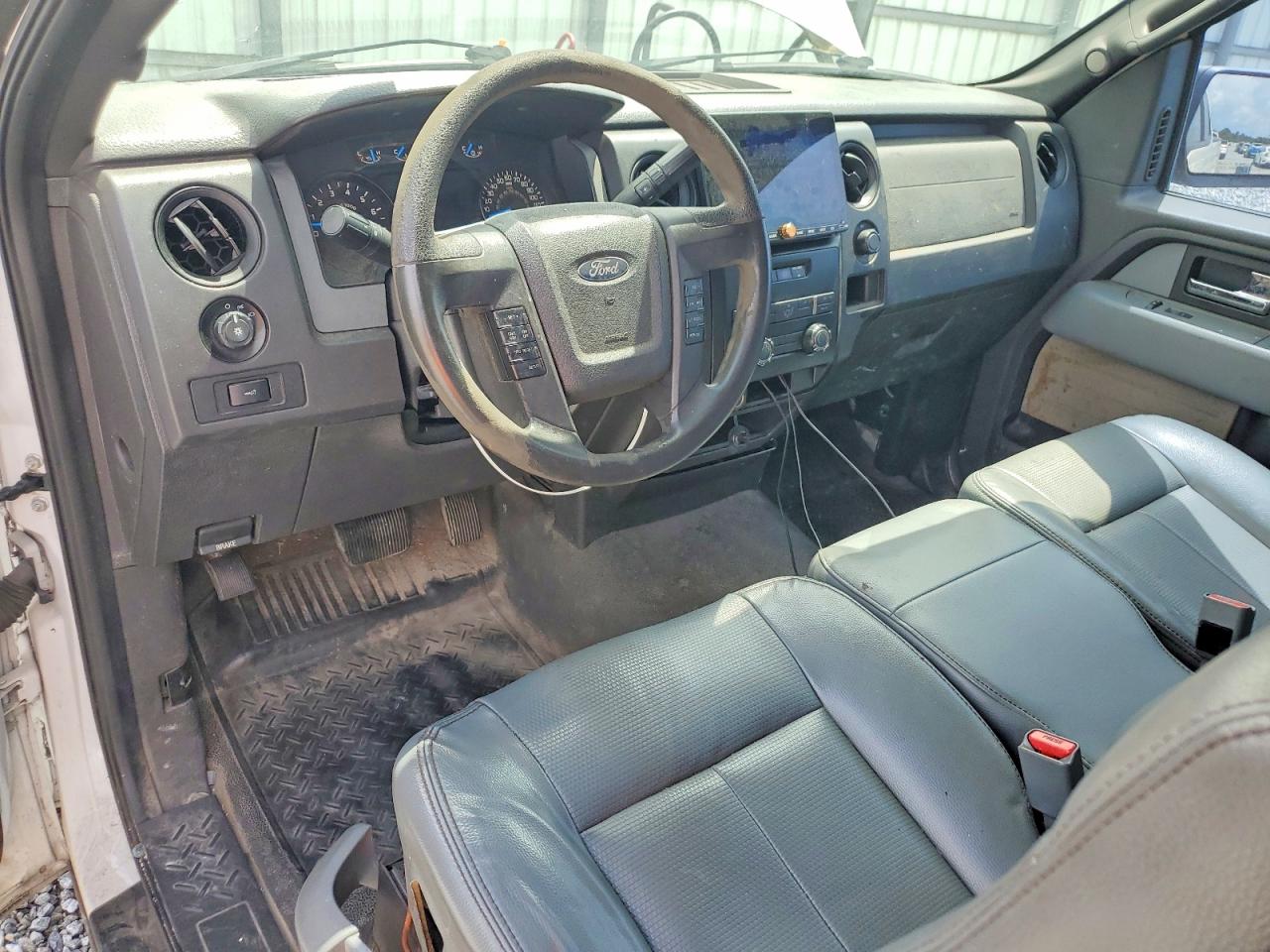 2013 Ford F150 White vin: 1FTMF1CM8DFA99643