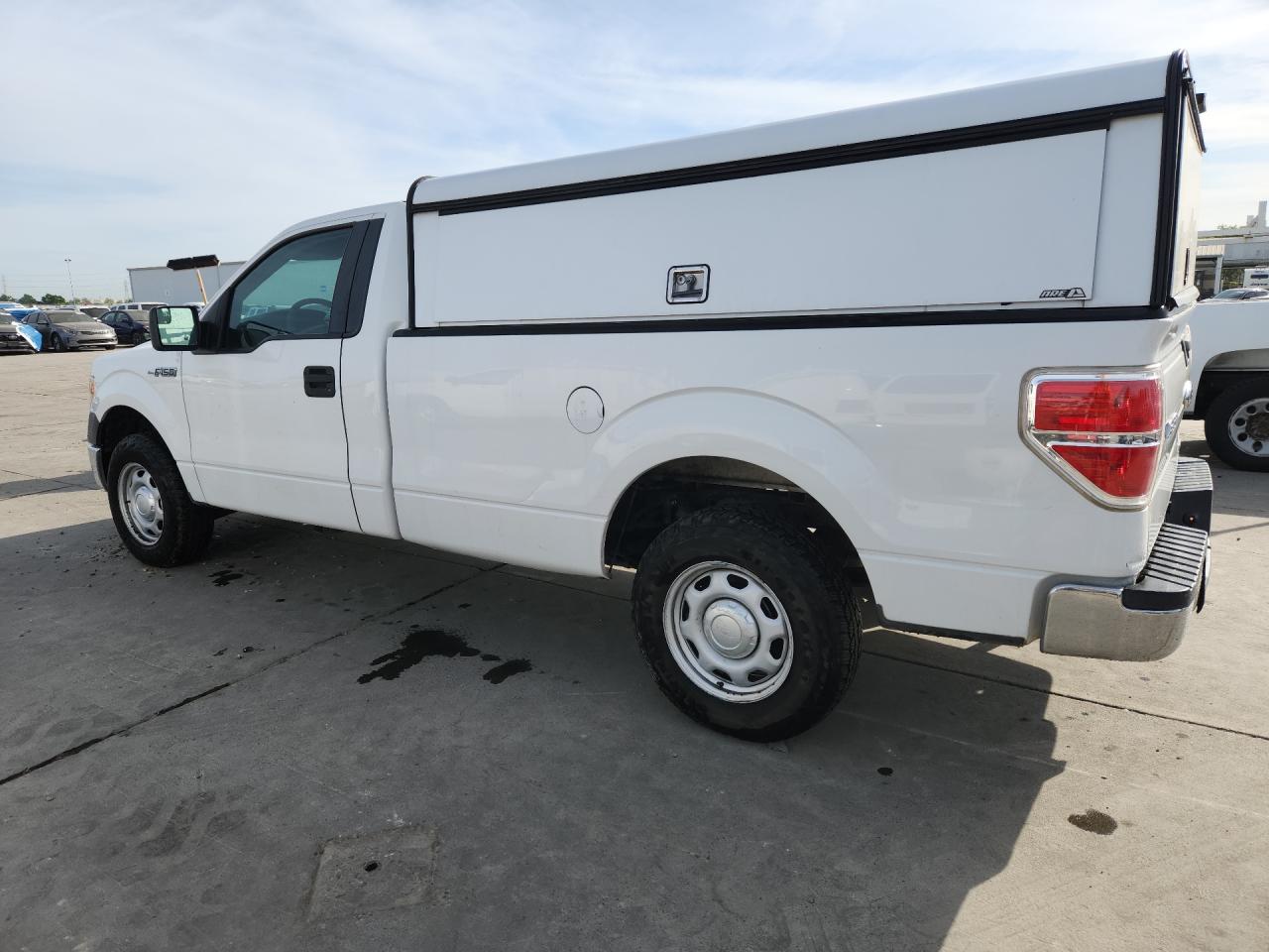 2013 Ford F150 White vin: 1FTMF1CM8DKG52606 Damage: Left Qtr Panel, Dent(S) W/No Paint Dmg, 9 To 10 Inches