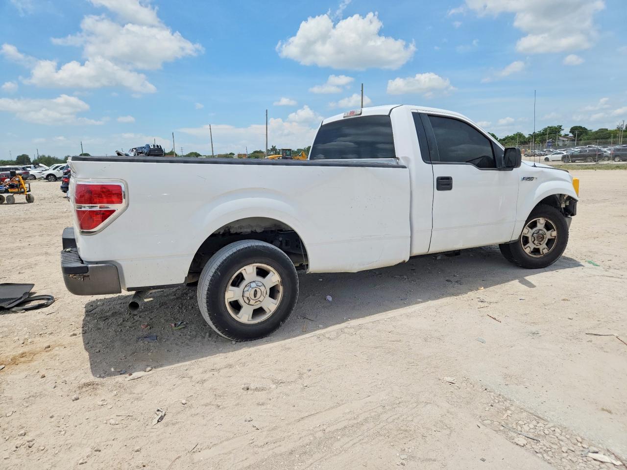 2014 Ford F150 White vin: 1FTMF1CM8EKF39580